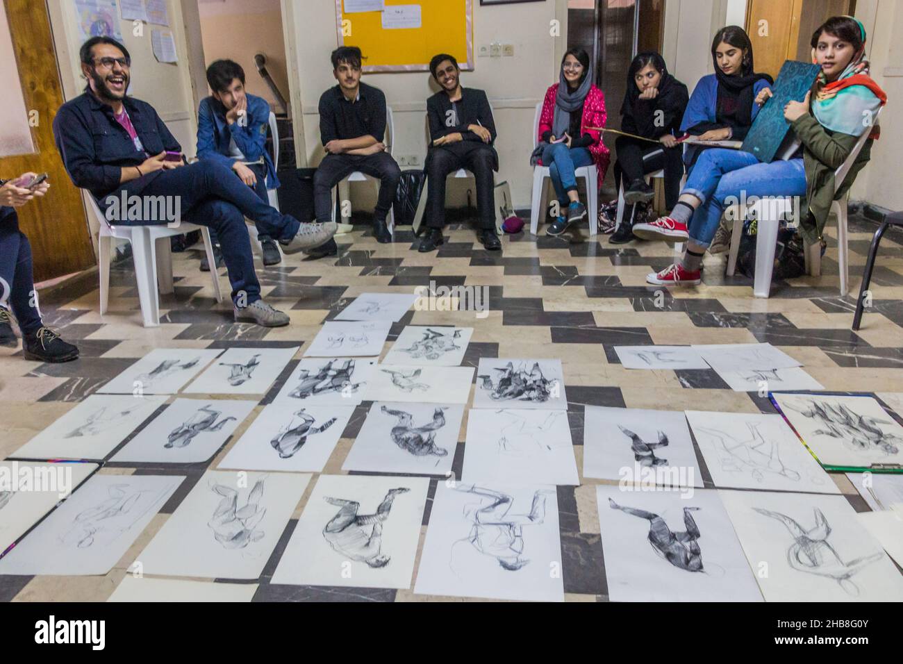 ARDABIL, IRAN - 11 AVRIL 2018 : jeunes locaux assistant à une leçon de dessin à Ardabil, Iran Banque D'Images