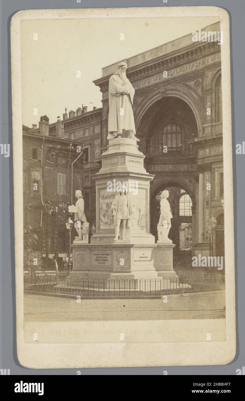 Statue de Léonard de Vinci, Milan, Milano Monumento a Leonardo da Vinci Magni Fece, Giacomo Brogi (mentionné sur l'objet), Pietro Magni, Milaan, 1872 - 1881, carton,papier, imprimé albumine, hauteur 104 mm × largeur 63 mm Banque D'Images