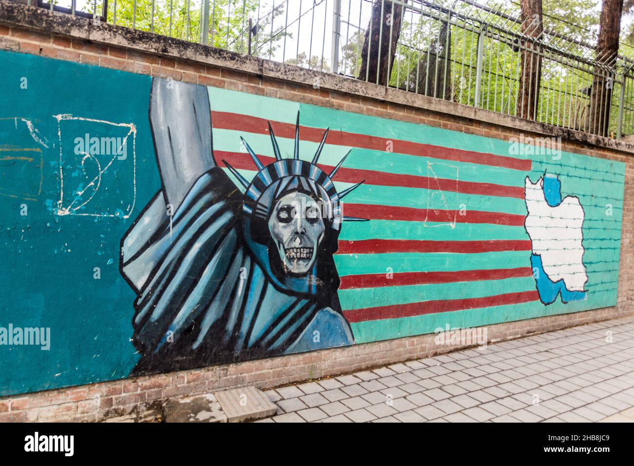 TÉHÉRAN, IRAN - 15 AVRIL 2018 : peinture de propagande à l'ancienne ambassade américaine aujourd'hui U.S. Den of espionnage à Téhéran, Iran Banque D'Images