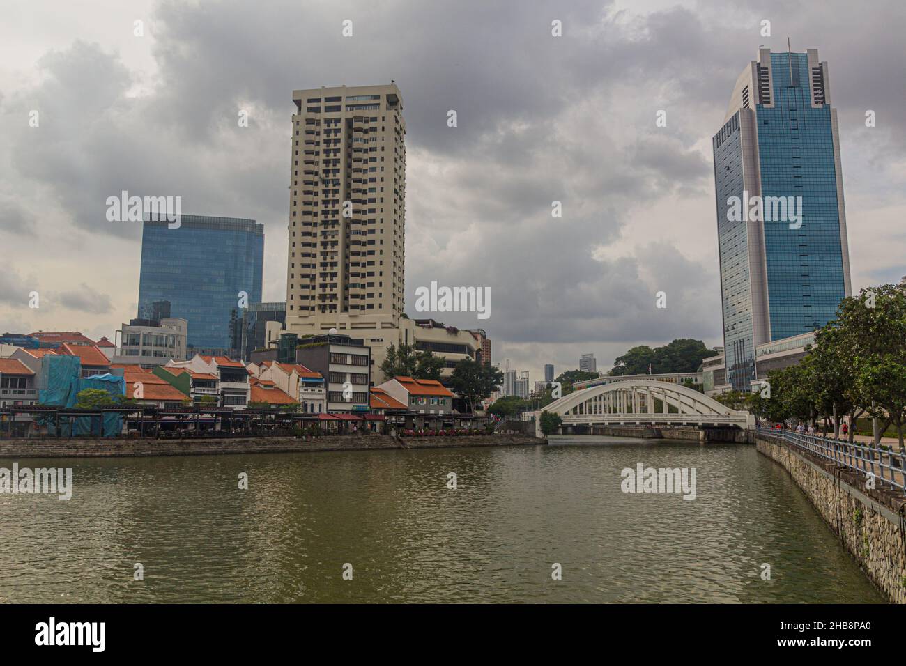 SINGAPOUR, SINGAPOUR - 11 MARS 2018 : vue d'horizon derrière la rivière Singapour. Banque D'Images