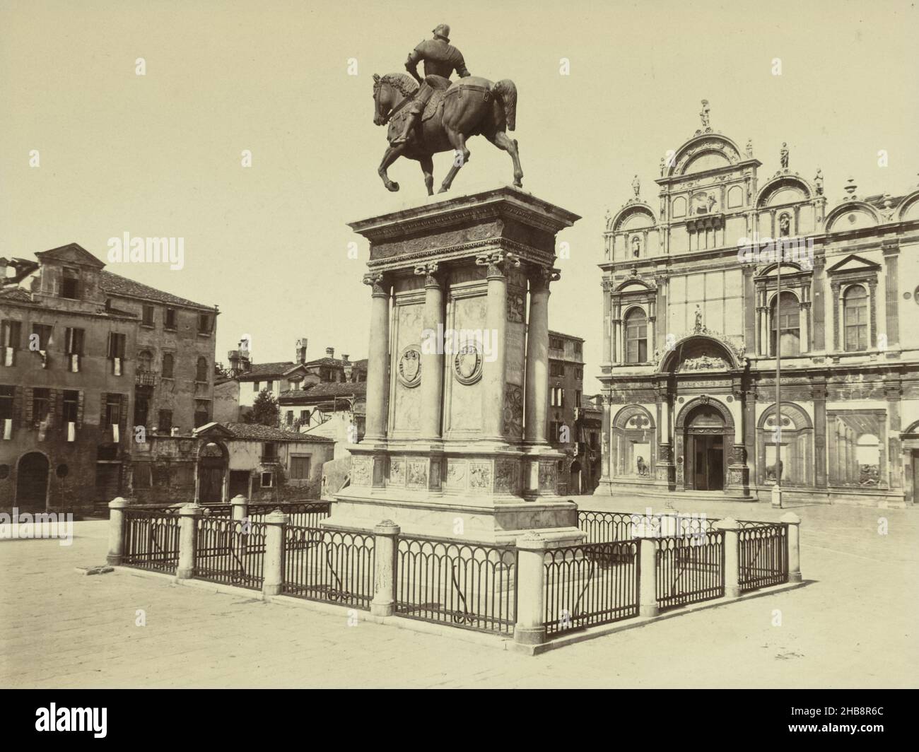 Statue équestre de Bartolomeo Colleoni à Venise, Italie, Monumento a Bartolomeo Colleoni a SS.Giovanni e Paolo (titre sur objet), Venezia (titre de série sur objet), Carlo Naya (mentionné sur objet), Andrea del Verrocchio (mentionné sur objet), Venise, 1876, carton, papier,imprimé albumine, hauteur 317 mm × largeur 405 mm hauteur 272 mm × largeur 360 mm Banque D'Images