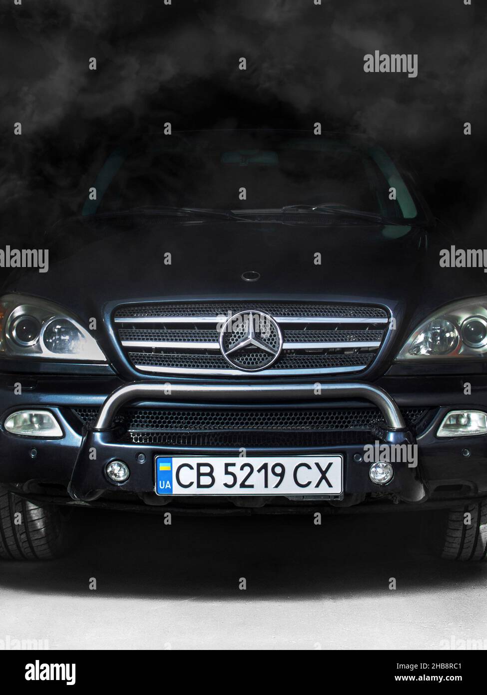 Chernigov, Ukraine - 1 mai 2021: Mercedes-Benz ML W163 Brabus à  l'ombre.Mercedes SUV dans le garage Photo Stock - Alamy