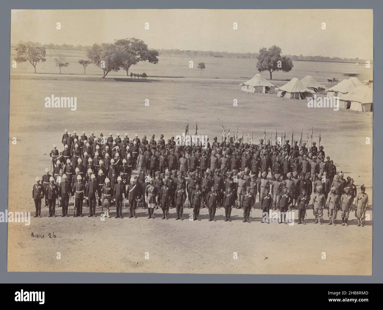 Unité de l'armée avec des soldats anglais, écossais, indiens et afghans dans un camp à dix pendant la deuxième guerre anglo-afghane, John Burke (mentionné sur l'objet), Afghanistan, 1878 - 1880, papier, imprimé albumine,hauteur 210 mm × largeur 288 mm Banque D'Images