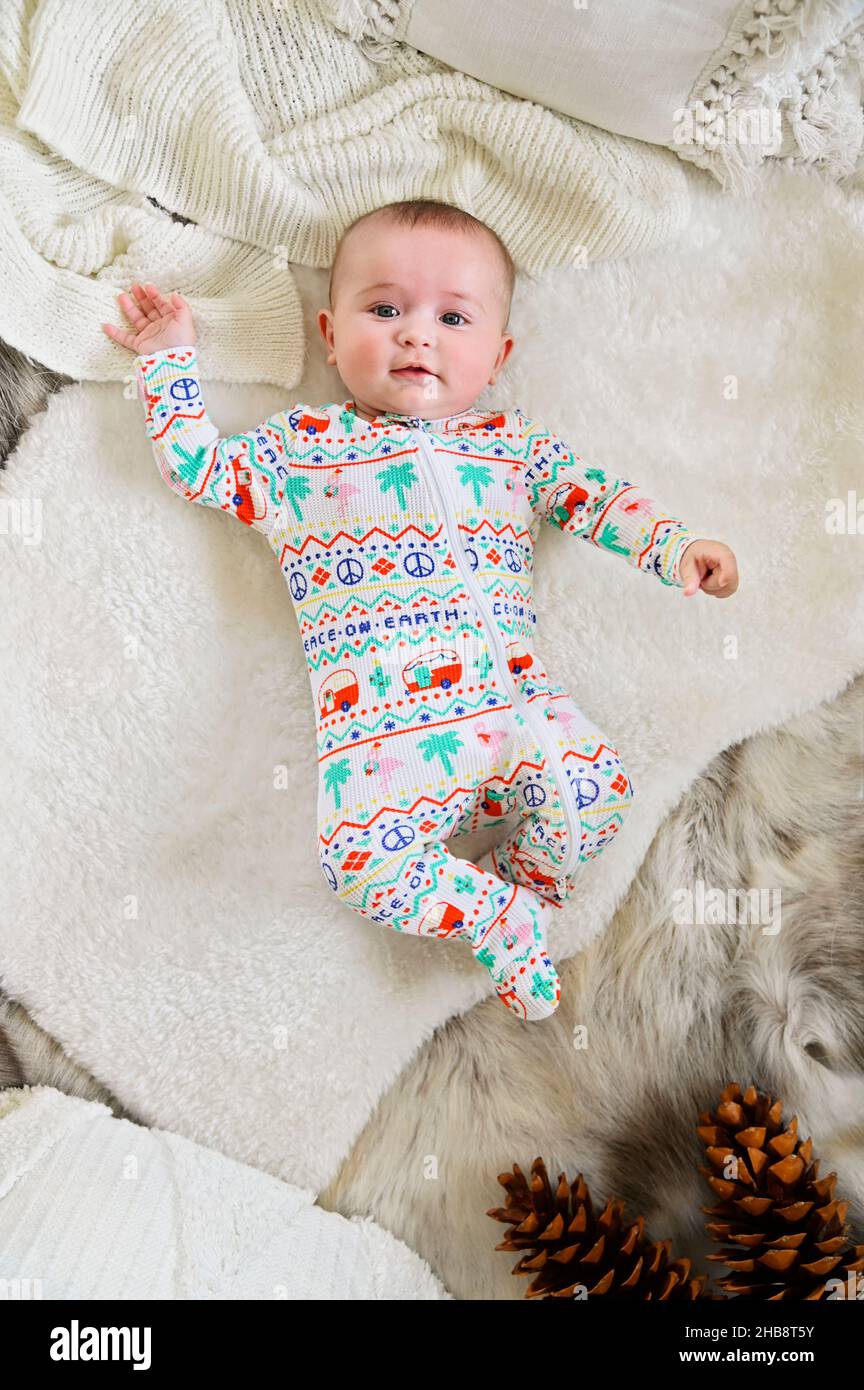 Bébé fille (0-1 mois) en pyjama couché sur le lit Photo Stock - Alamy