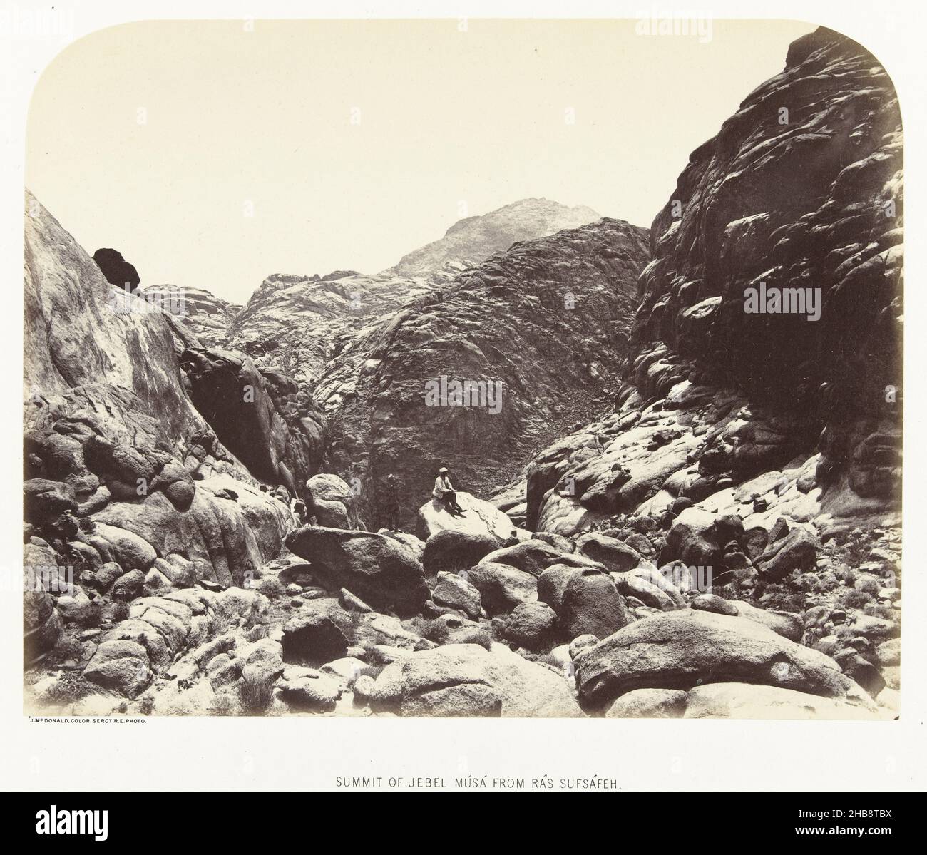 Paysage de montagne en Egypte, au loin Mont Sinaï, Sommet de Jebel Músá de Rás Sufsáfeh (titre sur objet), James McDonald (mentionné sur objet), Egypte, 1868 - 1869, papier, carton,imprimé albumine, hauteur 169 mm × largeur 473 mm hauteur 338 mm × largeur 211 mm Banque D'Images