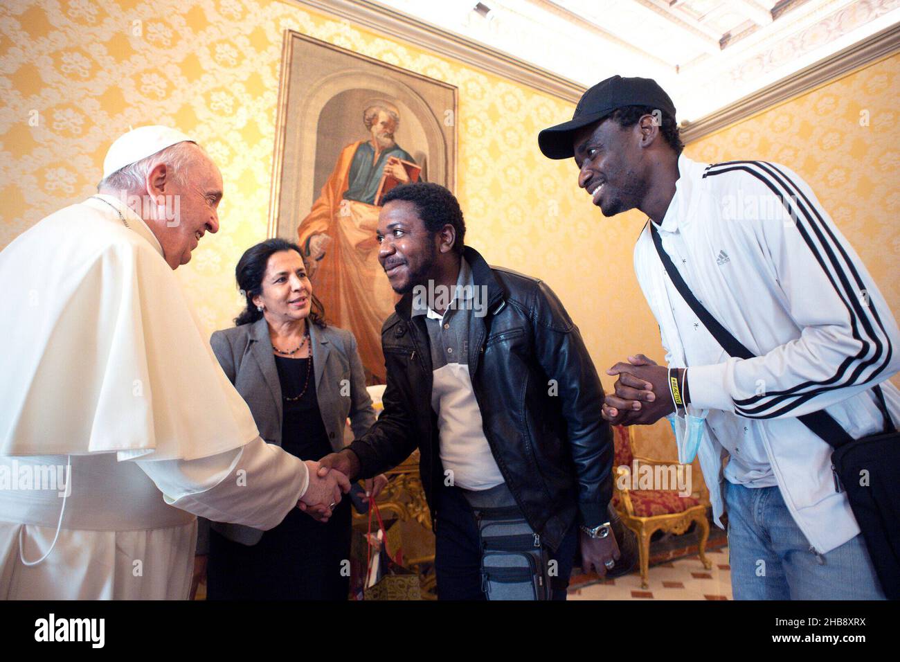 Le Pape François rencontre un groupe de réfugiés accueilli par la Communauté de Sant'Egidio, ville de Vaican, le 17 décembre 2021.RÉSERVÉ À L'USAGE ÉDITORIAL - Vatican Media/Spaziani. Banque D'Images