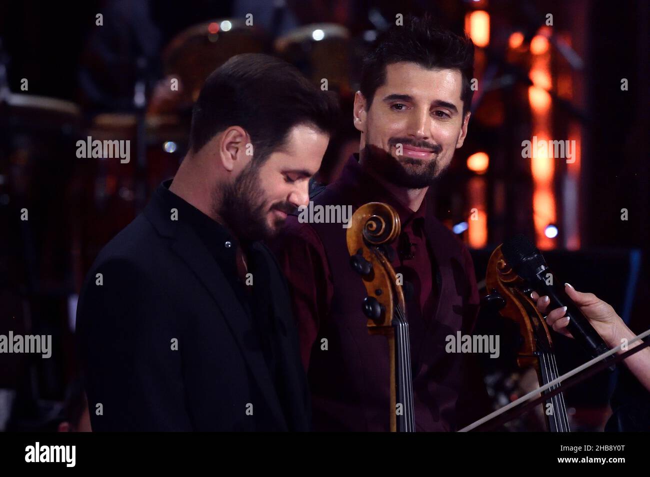 2Cellos composée par Luka Sulic et Stjepan Hauser la vingt-neuvième édition du concert de Noël 2021.Auditorium Conciliazione, le concert se tiendra dans la soirée du 24 décembre sur Canale 5.Rome (Italie) 16 décembre 2021 Banque D'Images