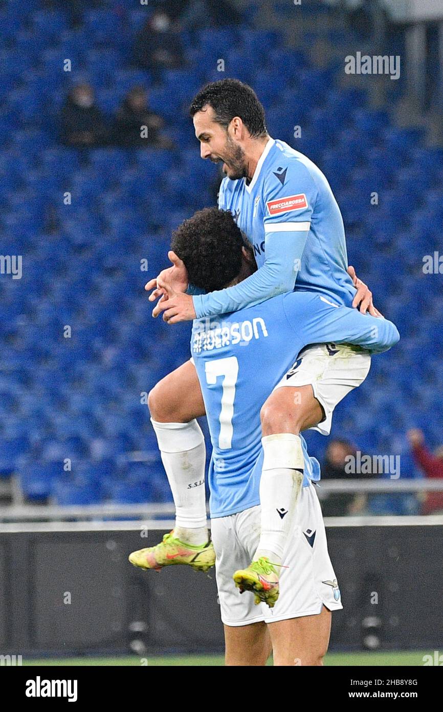 Rome, Italie.17th décembre 2021.Felipe Anderson (SS Lazio) Pedro (SS Lazio) célèbre après avoir atteint le but 1-0 lors du championnat italien de football League Un match de 2021/2022 entre SS Lazio vs Gênes CFC au stade Olimpic de Rome le 17 décembre 2021.Crédit : Live Media Publishing Group/Alay Live News Banque D'Images