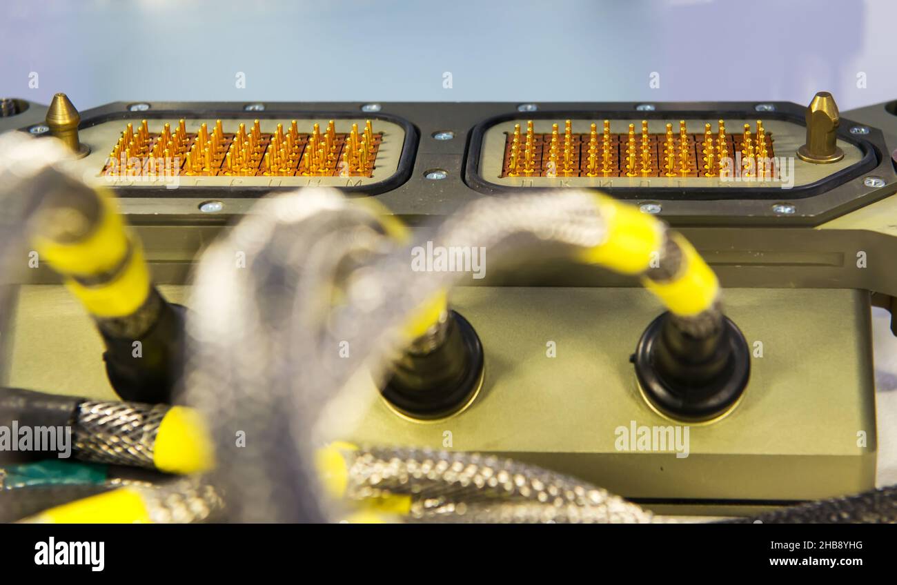 Dispositif électronique moderne pour le test de protection de relais et la mise en service de gros plan. Connexions du câble d'alimentation. Banque D'Images