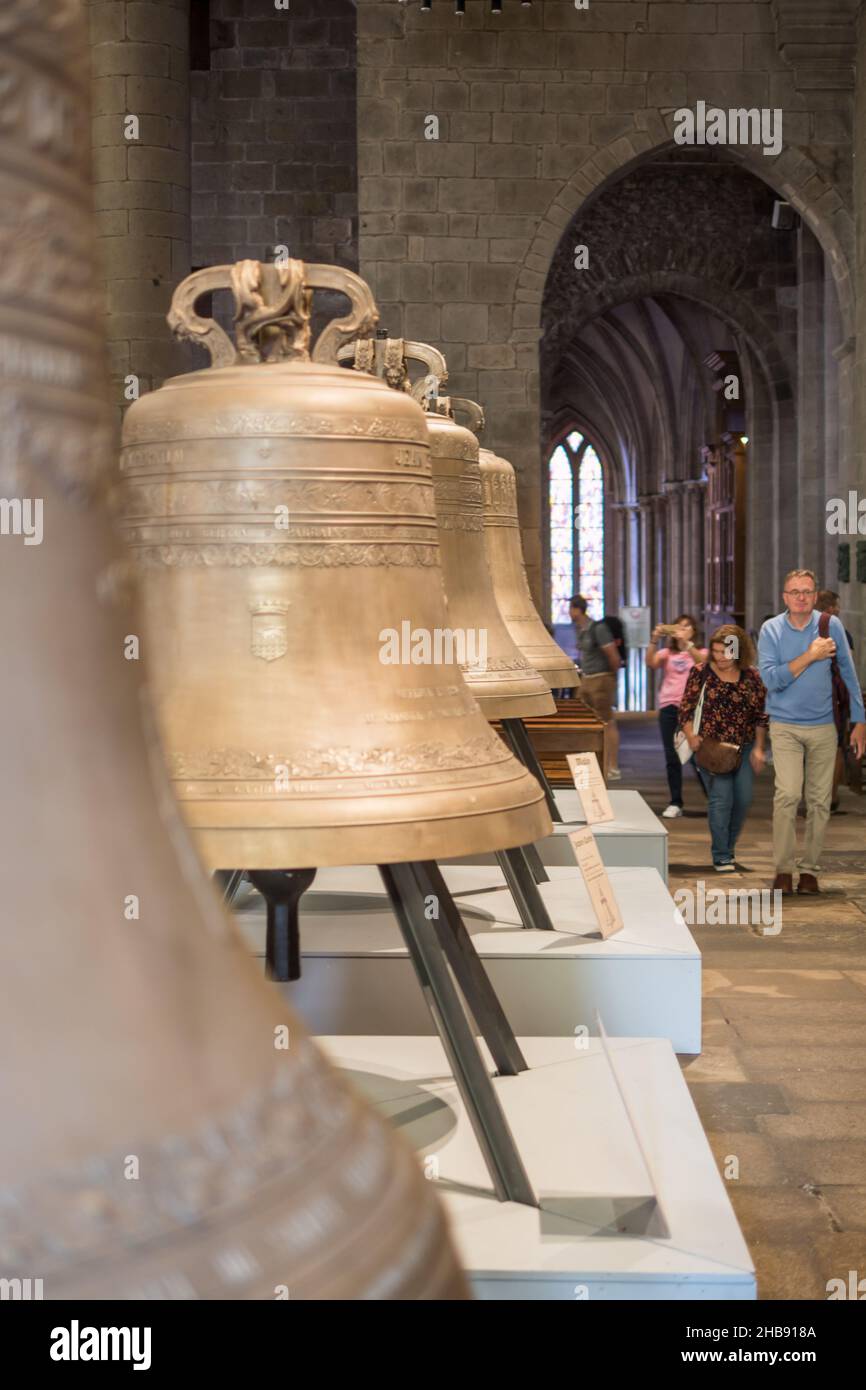 SAINT MALO, FRANCE - 31 août 2021 : les nouvelles cloches de bronze dans la cathédrale de Saint-Malo Banque D'Images