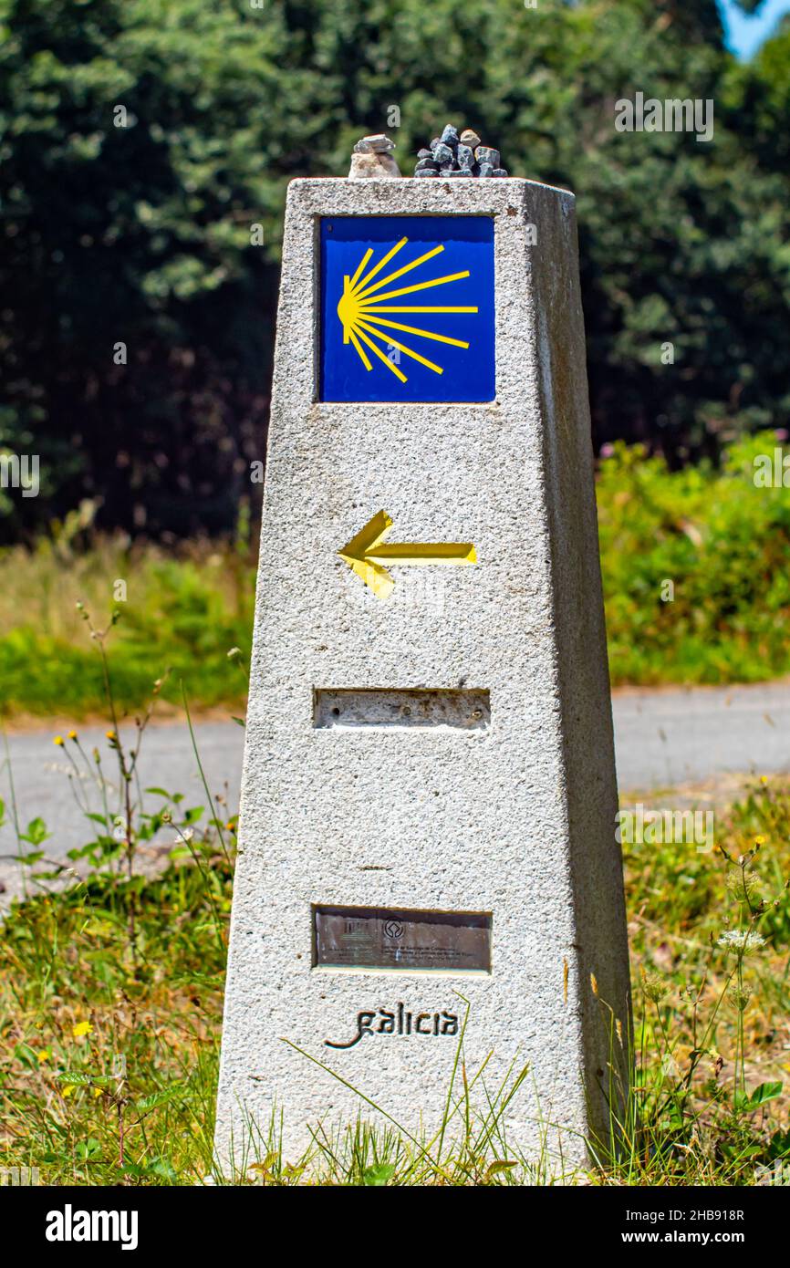 GALICEI, ESPAGNE - 21 septembre 2021 : une verticale du panneau indiquant la direction de Saint-Jacques-de-Compostelle Banque D'Images