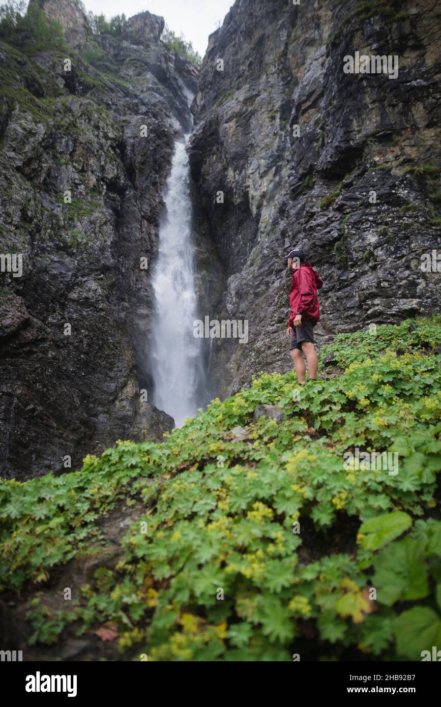 Russie , Karachay-Cherkessia, Arkhyz, montagnes du Caucase, Hiker debout près de la cascade Banque D'Images