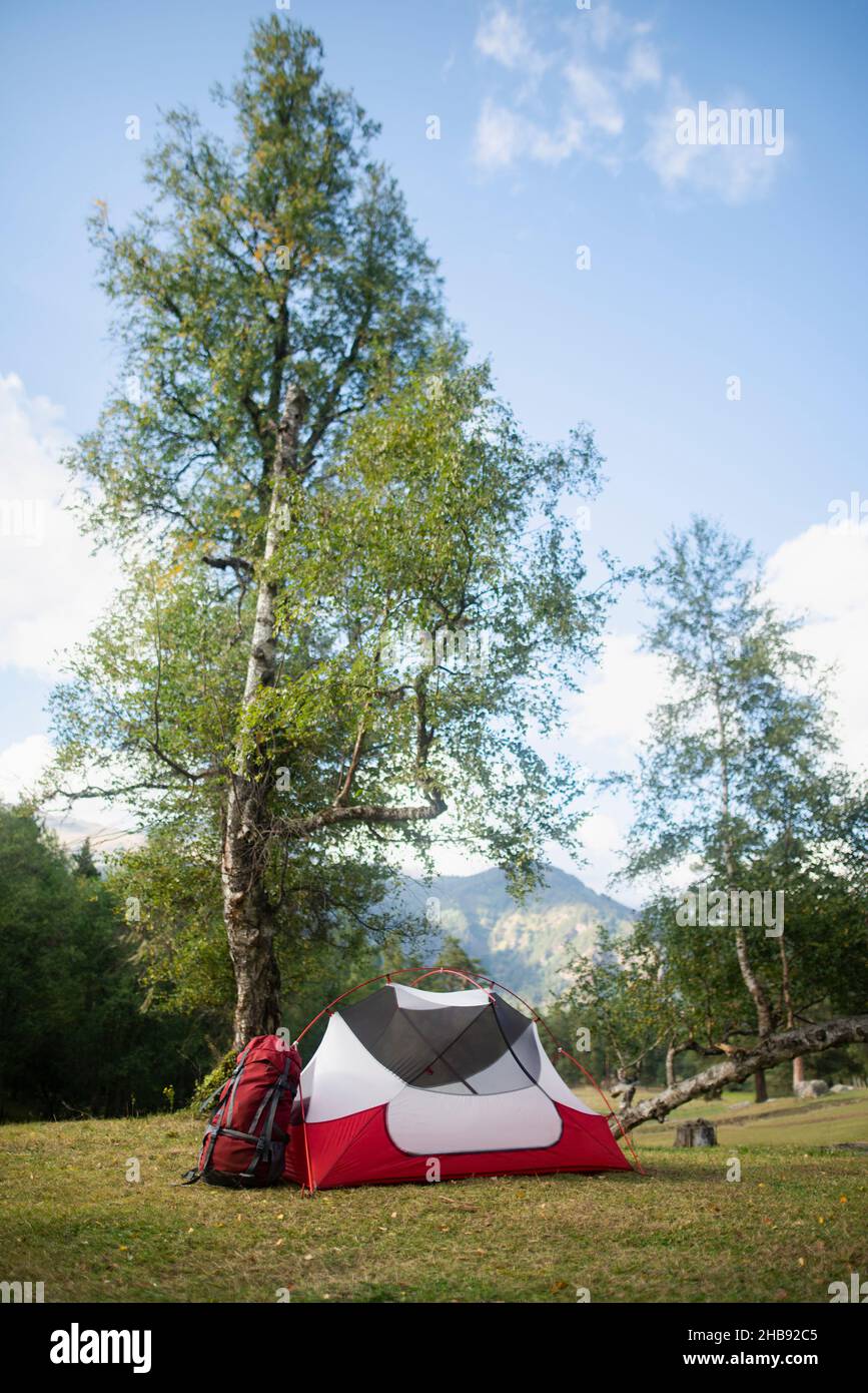 Russie , Karachay-Cherkessia, Arkhyz, montagnes du Caucase, tente avec montagnes à distance Banque D'Images