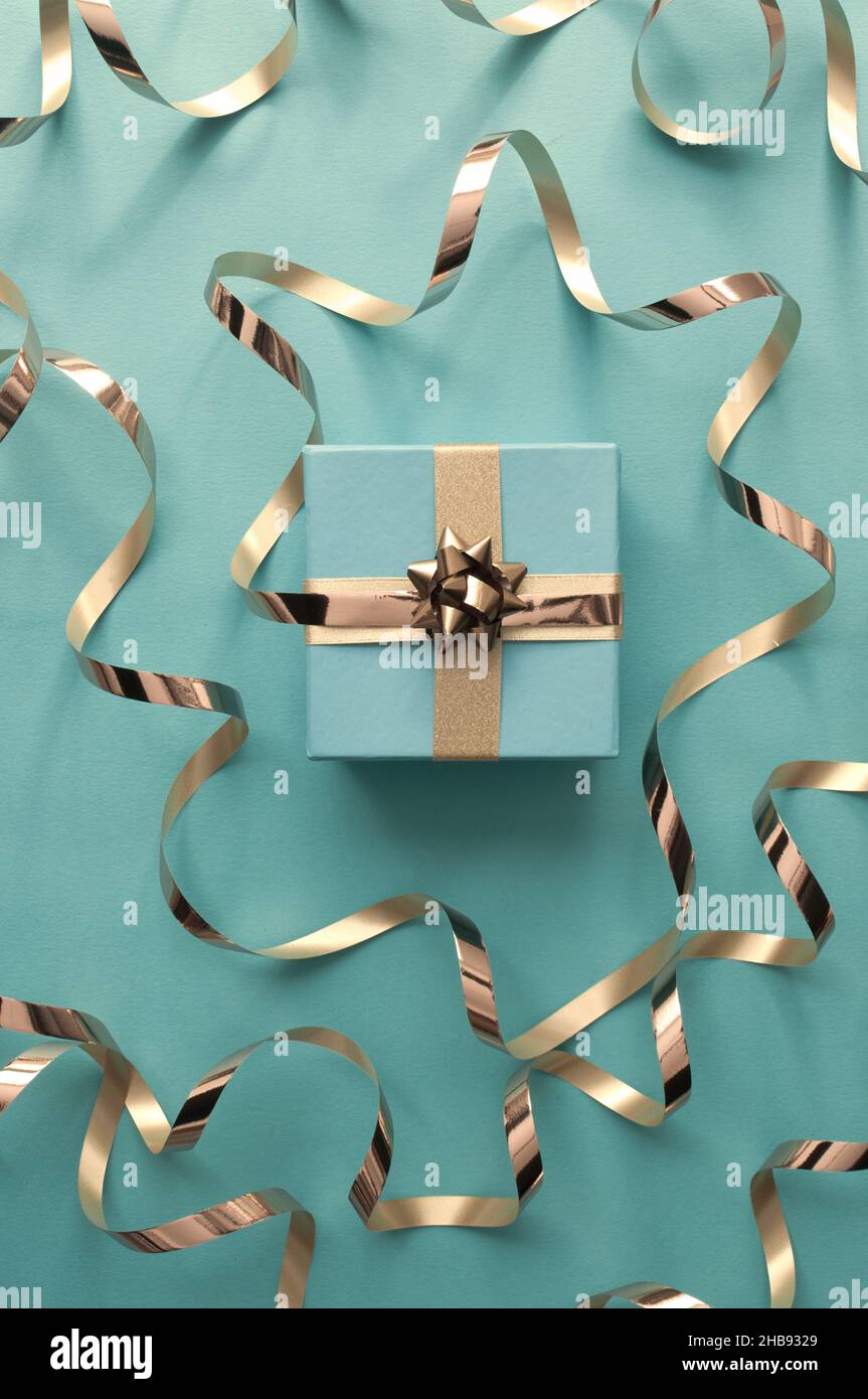 Boîte cadeau de saison avec noeud décoratif en ruban doré Banque D'Images