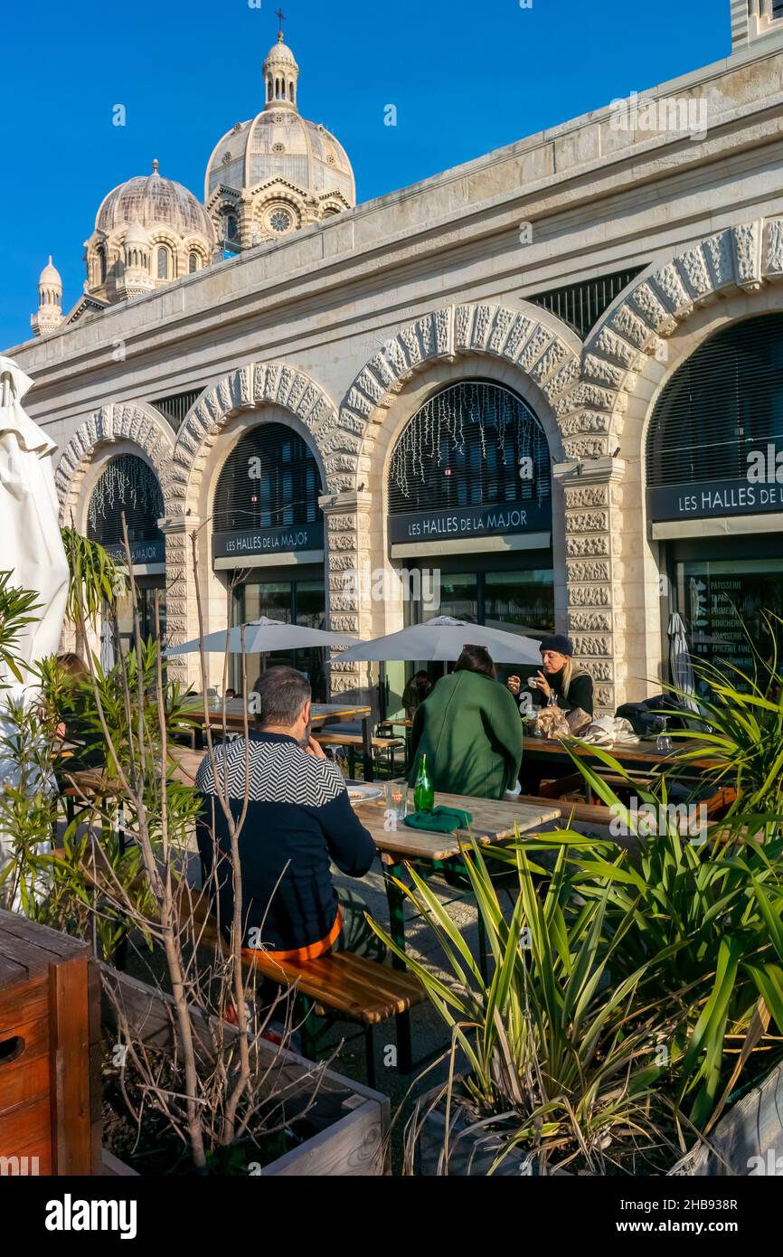 Marseille, France, les gens assis sur la terrasse à l'extérieur bâtiment rénové près du Port pour les petites boutiques et bars, Café Français, restaurants Banque D'Images