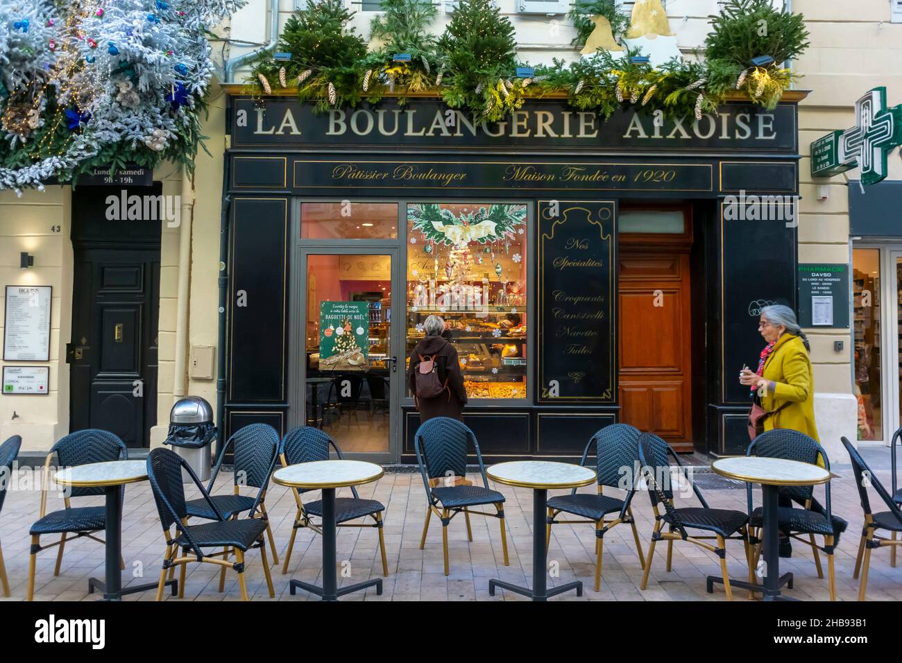 Marseille, France, Front de boulangerie française, boulangerie pâtisserie, tables sur le trottoir pain 'la boulangerie Aixoise' Banque D'Images