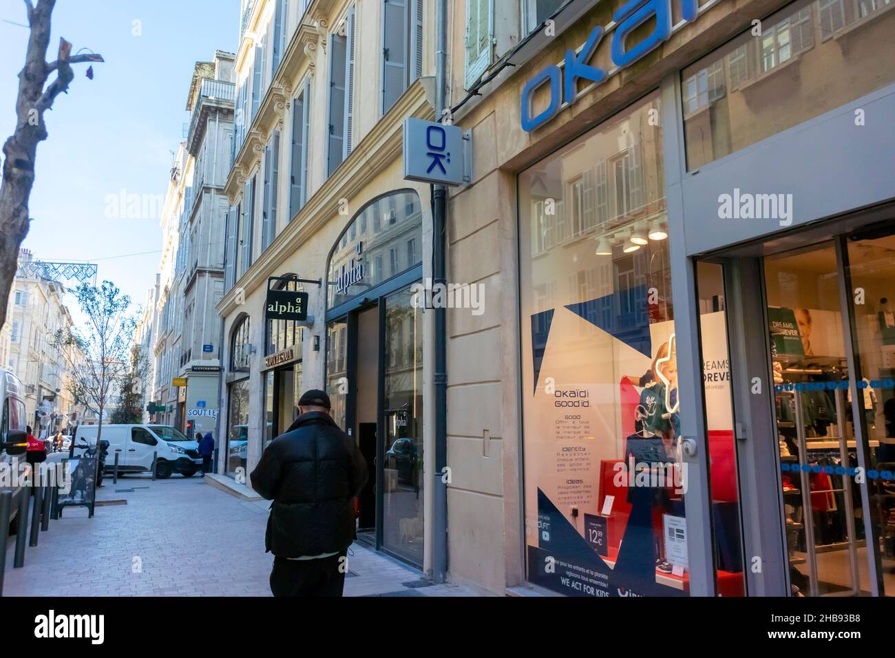 Marseille, France, Street Scenes, magasins dans le centre de la vieille ville 'okaido' Shop Windows Man à pied Banque D'Images