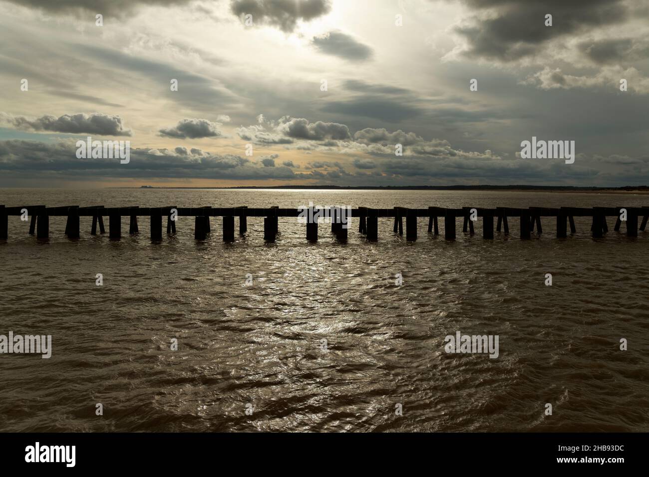 Vue spectaculaire sur la mer de l'entrée du port de Southwold au crépuscule montrant la jetée de Walberswick en regardant vers le sud. Banque D'Images