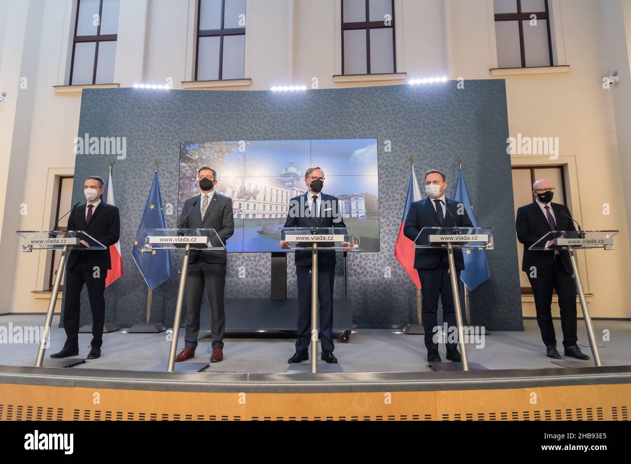 Prague, République tchèque.17th décembre 2021.Les membres du nouveau gouvernement tchèque Ivan Bartos, vit Rakusan, le Premier ministre Petr Fiala, Marian Jurecka et Vlastimil Valek (de gauche à droite) parlent aux médias lors d'une conférence de presse après la première réunion du gouvernement.Le président tchèque Milos Zeman a nommé le nouveau gouvernement tchèque à Château Lany.Le gouvernement tchèque se compose de cinq partis politiques : ODS, KDU-CSL, TOP 09, STAN et le parti du Pirate tchèque.(Photo de Tomas Tkachik/SOPA Images/Sipa USA) crédit: SIPA USA/Alay Live News Banque D'Images