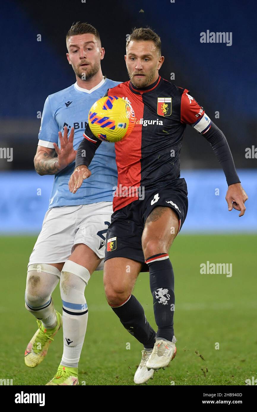 Roma, Italie.17th décembre 2021.Domenico Criscito de Gênes CFC et Sergej Milinkovic-Savic de SS Lazio pendant la série Un match de football entre SS Lazio et Genoa Cricket and football Club au stade Olimpico à Rome (Italie), 17nd décembre 2021.Photo Antonietta Baldassarre/Insidefoto Credit: Insidefoto srl/Alay Live News Banque D'Images