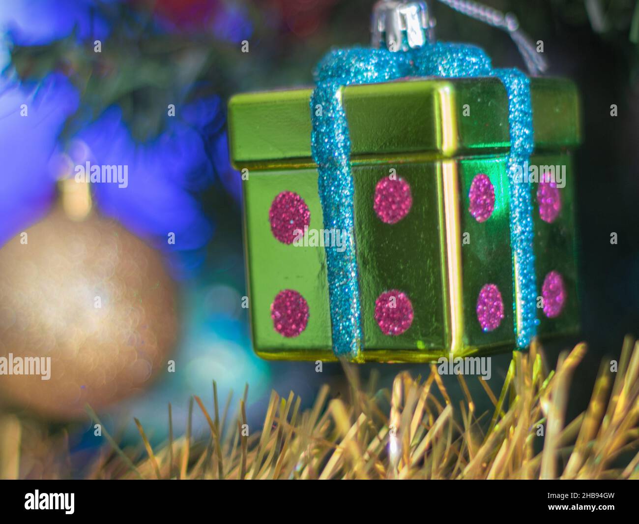 boule en forme de dés sur un sapin de Noël étincelant, fond flou Banque D'Images