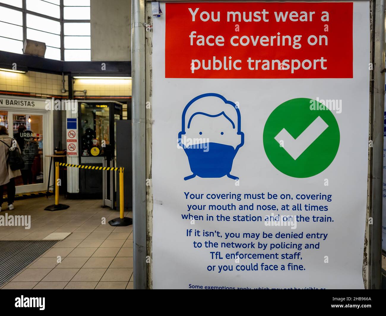 Londres.ROYAUME-UNI- 12.07.2021.Suite à la propagation rapide de la variante Omicron de Covid-19, le port du masque devient de nouveau obligatoire dans tous les transports publics. Banque D'Images