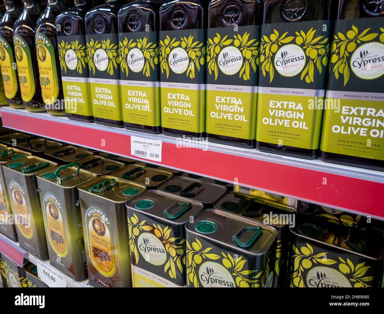 Londres.ROYAUME-UNI- 12.05.2021.Grands récipients d'huile d'olive extra vierge sur les étagères d'un supermarché. Banque D'Images