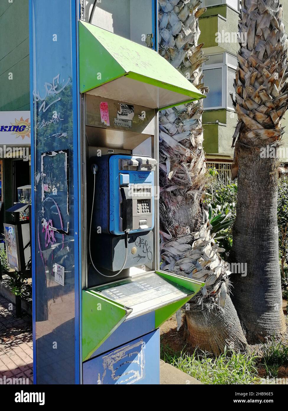 Il y a encore des kiosques téléphoniques à Puerto de la Cruz, comme celui-ci sur la rue Calle Maria del Rosario Sotomayor près de la gare routière principale. Banque D'Images