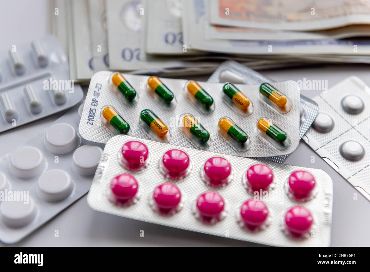 Gros plan des billets de banque de médicaments et de monnaie.L'argent faisant le concept de Big Pharma. Banque D'Images