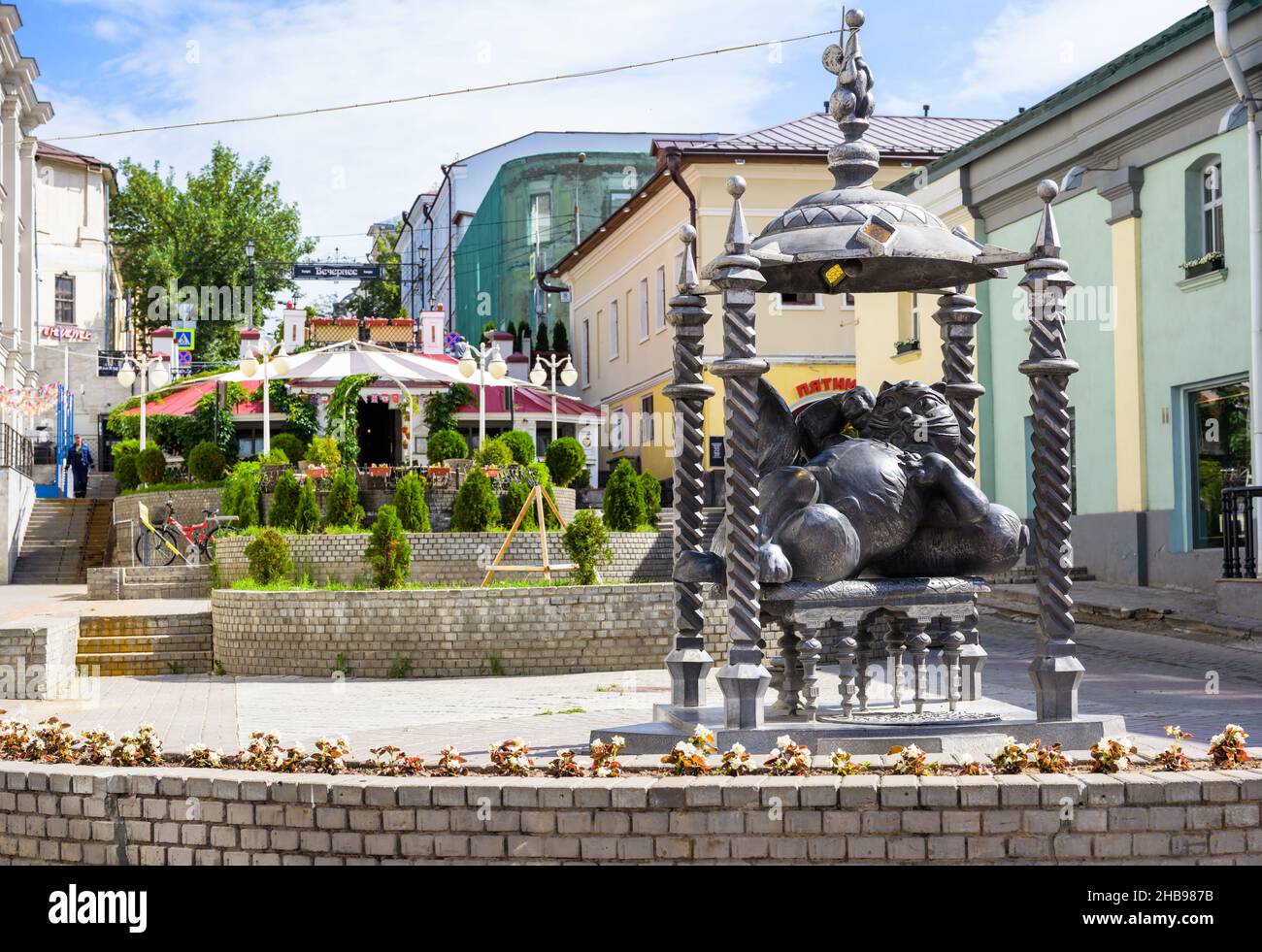 Kazan, Russie - 16 juin 2021 : le monument de Kazan Cat à Kazan, Tatarstan.Cet endroit est une attraction touristique de la ville.Statue de bronze amusante au Bau piéton Banque D'Images