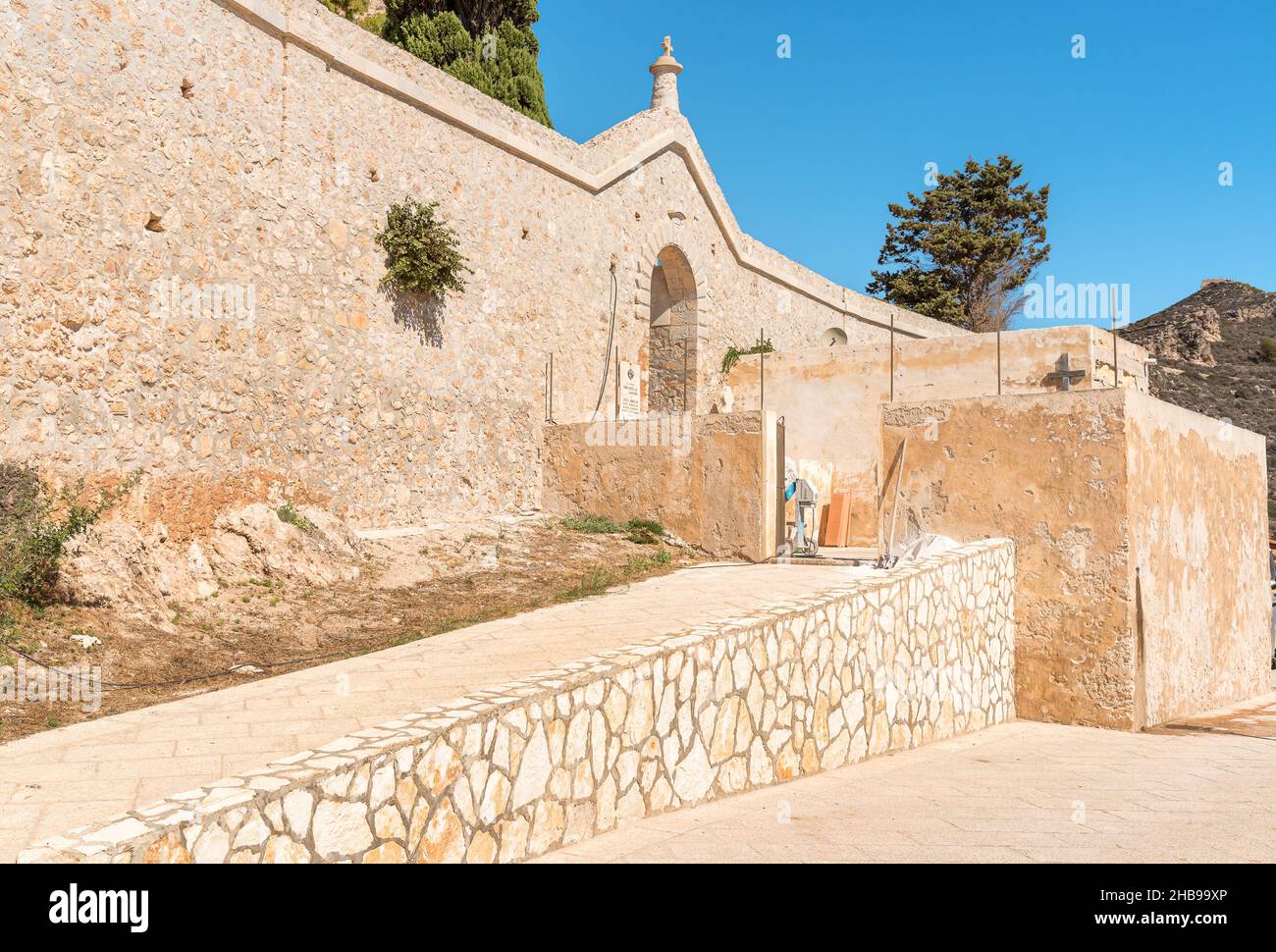 Entrée du cimetière sur l'île Levanzo, la plus petite des îles Aegadiennes de la mer Méditerranée en Sicile, province de Trapany, Italie Banque D'Images