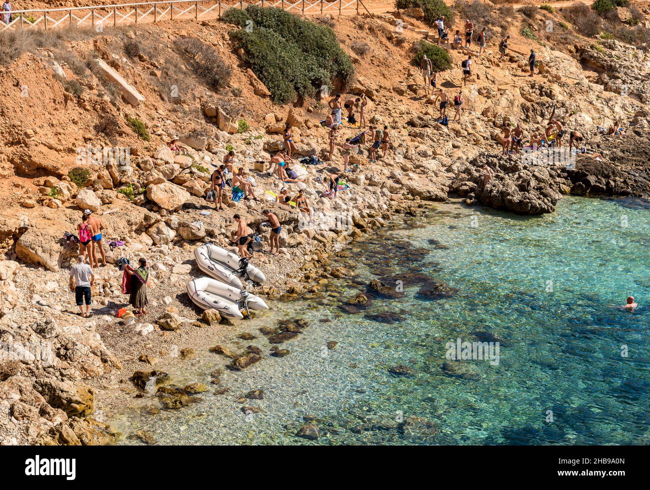 Levanzo, Trapani, Italie - 22 septembre 2016 : visiteurs profitant de la plage de Cala Fredda pendant leur voyage sur l'île de Levanzo dans la mer Méditerranée Banque D'Images