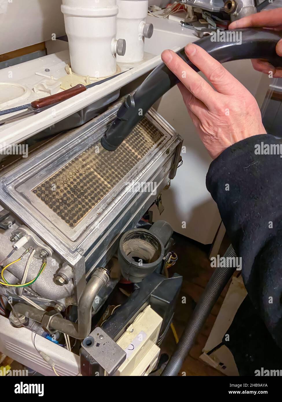 Nettoyage d'un brûleur extrêmement pollué d'une chaudière de chauffage central pendant un service Banque D'Images