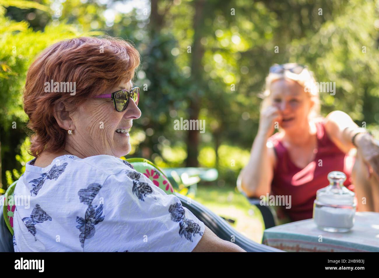 Deux femmes qui profitent d'une pause-café à l'extérieur.Mère âgée souriant pendant la discussion avec sa fille Banque D'Images