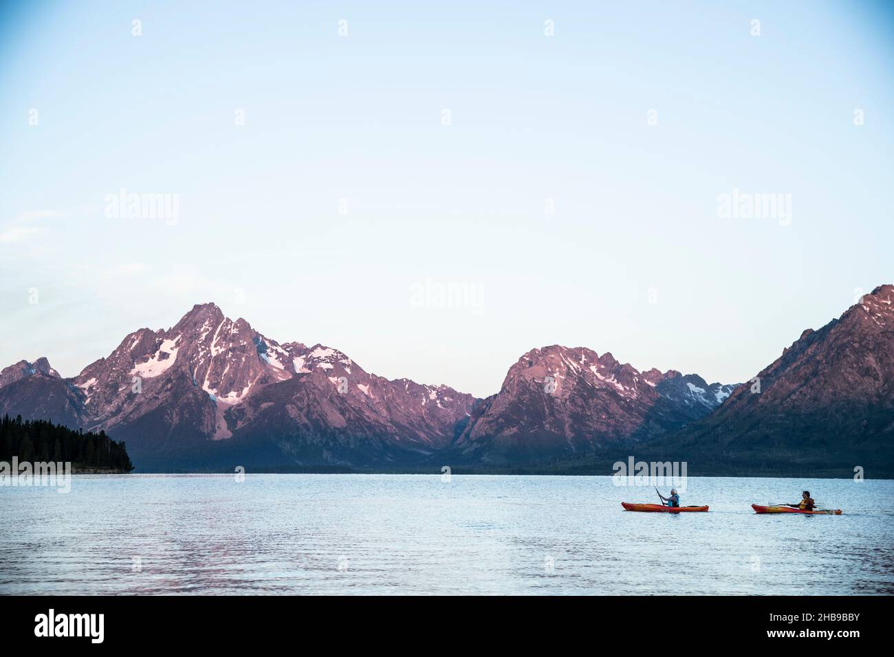 Deux kayakistes sur le lac Jackson dans le Wyoming Banque D'Images