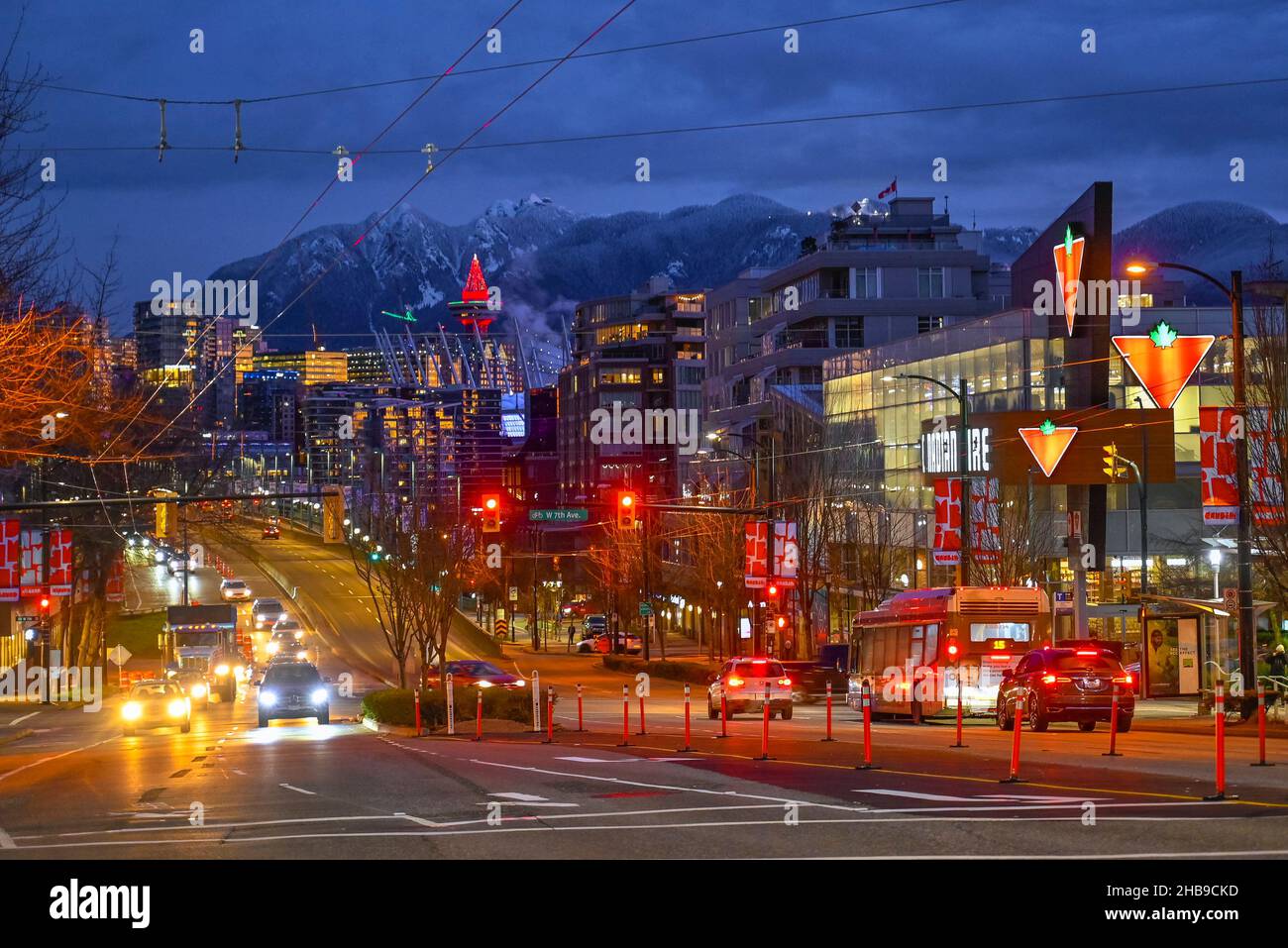 Cambie Street, nuit, circulation, Vancouver, Colombie-Britannique,Canada Banque D'Images