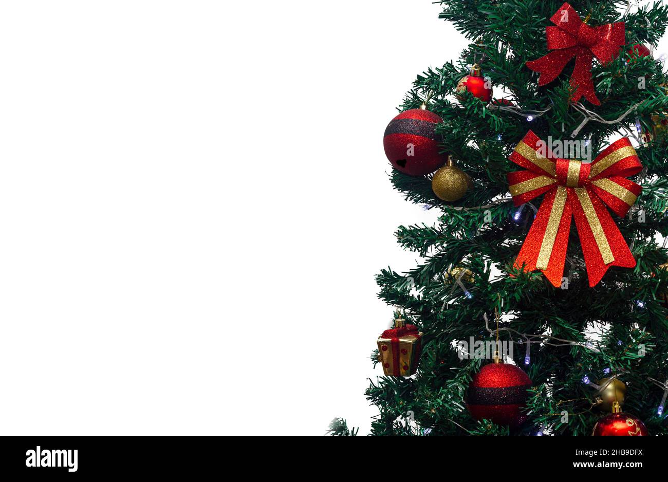 Gros plan des décorations sur un sapin de Noël à fond blanc Banque D'Images