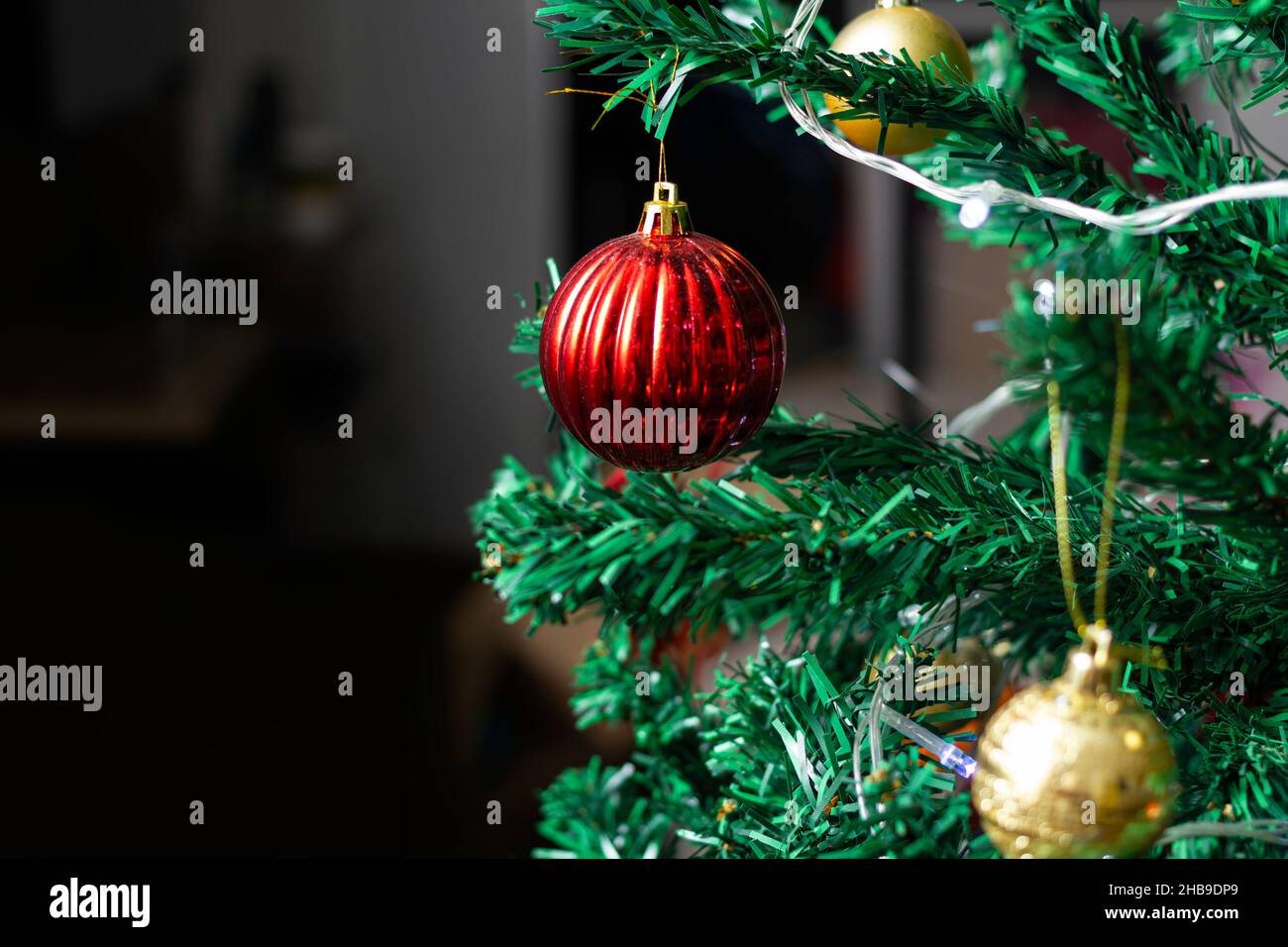Gros plan des décorations sur un sapin de Noël avec lumières allumées.Mise au point sélective Banque D'Images