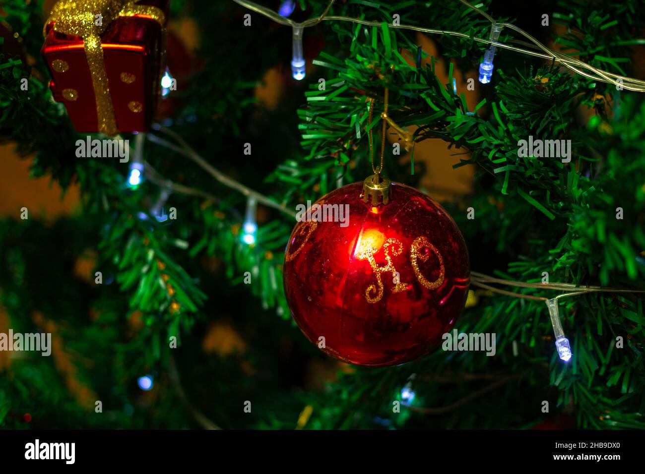 Gros plan des décorations sur un sapin de Noël avec lumières allumées.Mise au point sélective. Banque D'Images
