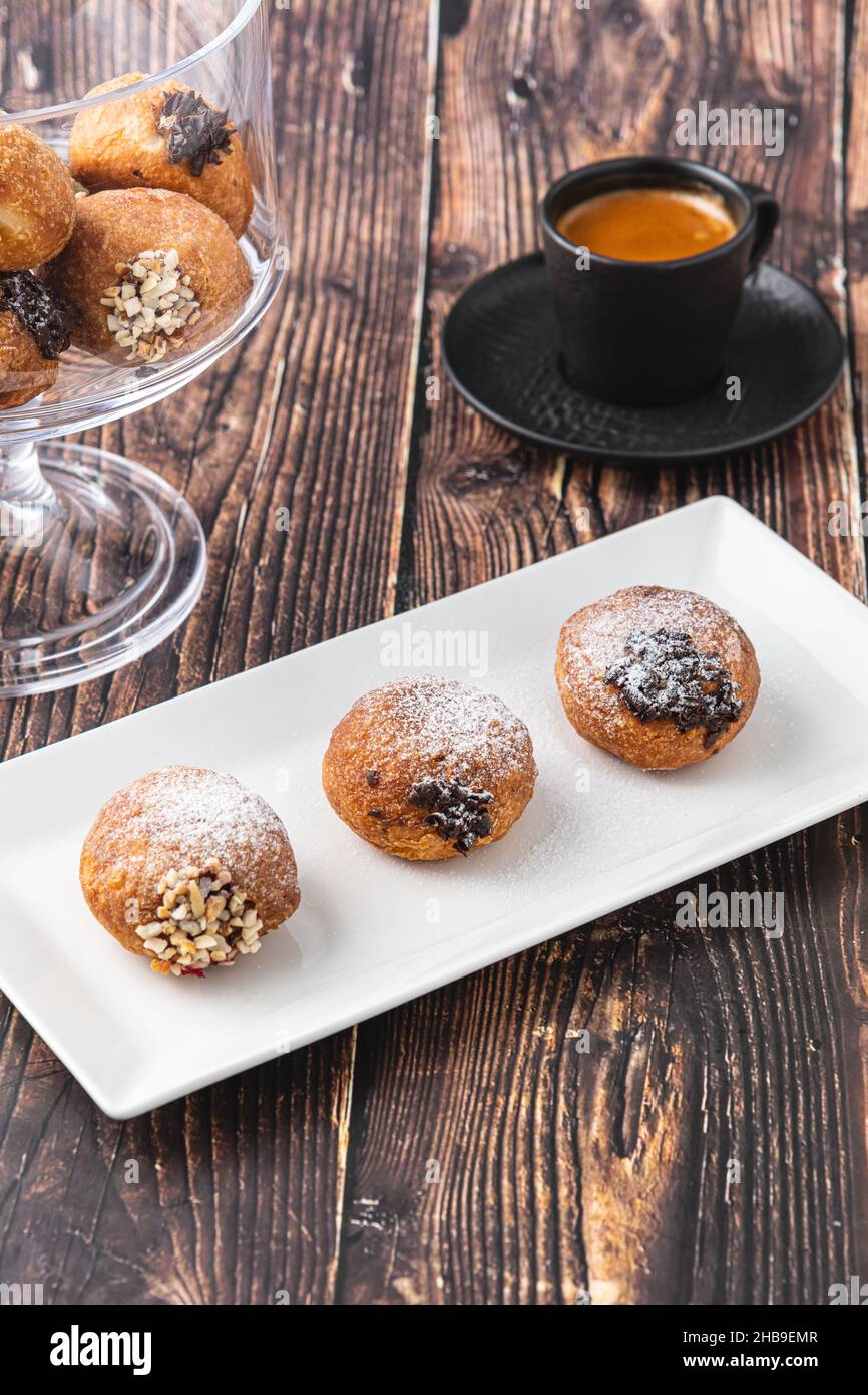 Bombolone ou bomboloni est un donut italien rempli et des aliments de collation.Beignets allemands - krapfen ou berliner - fourrés de confiture et de chocolat Banque D'Images