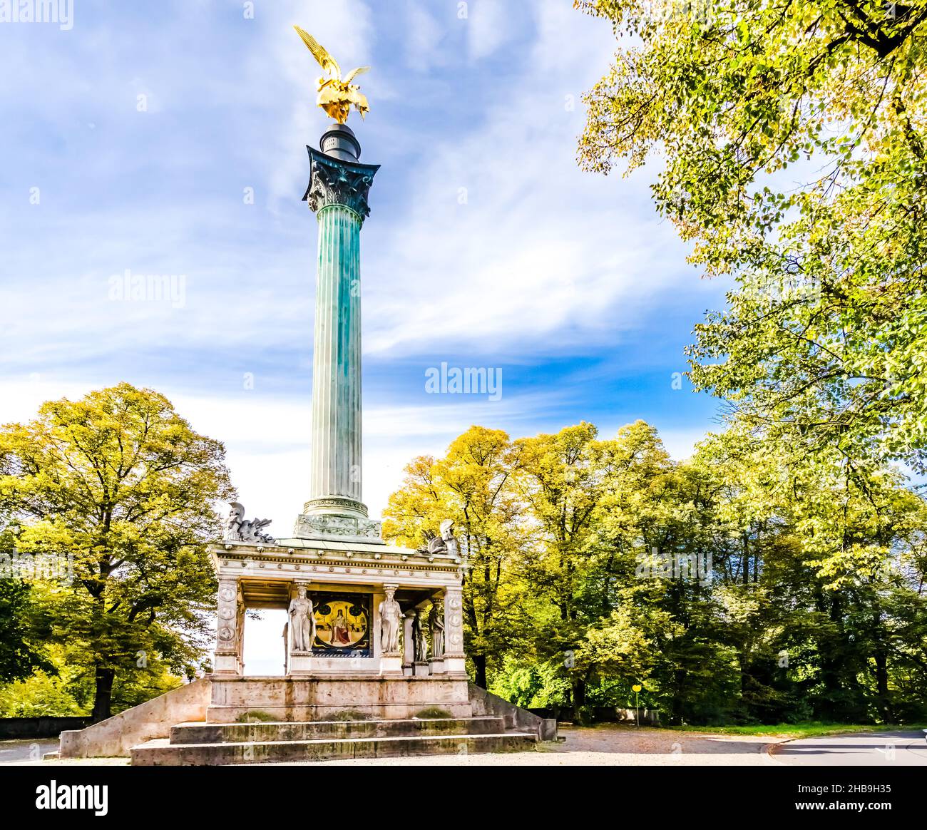 Ange de la paix à Munich en automne avec le soleil et de beaux nuages en arrière-plan Banque D'Images