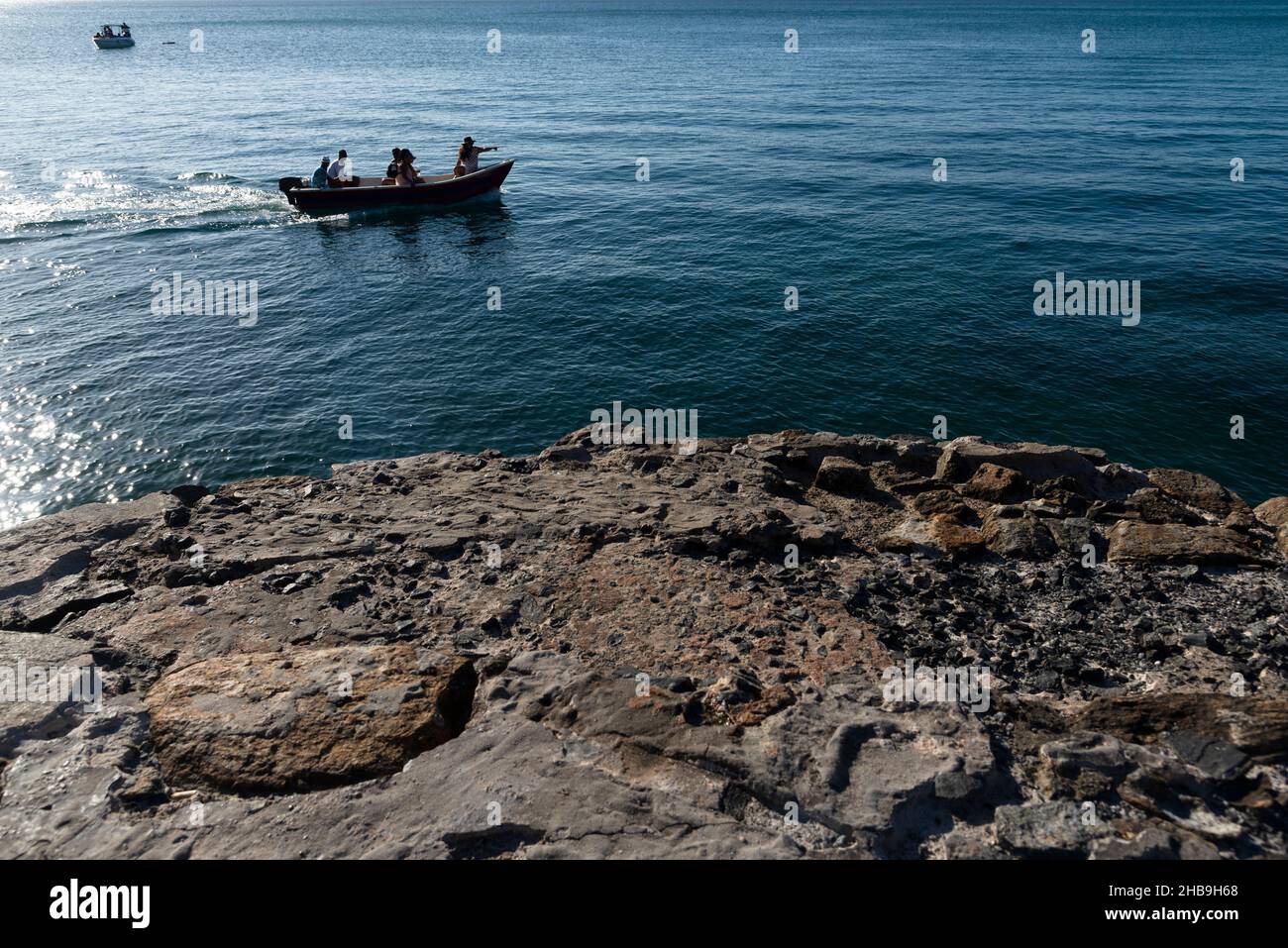 Personnes sur un bateau à moteur naviguant sur la mer.Salvador, Bahia, Brésil. Banque D'Images