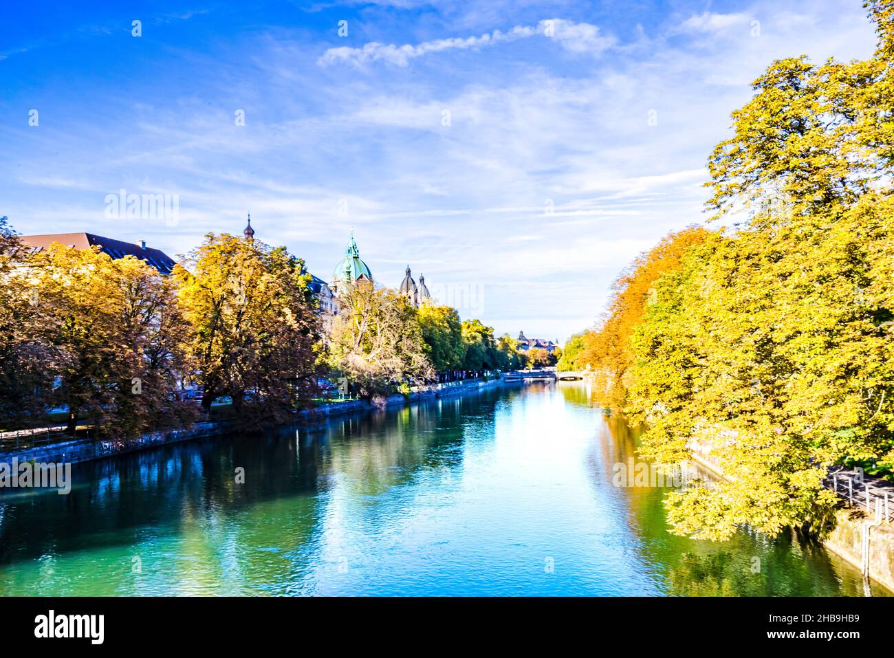 Vue sur la rivière Isar à Munich en Bavière en automne Banque D'Images