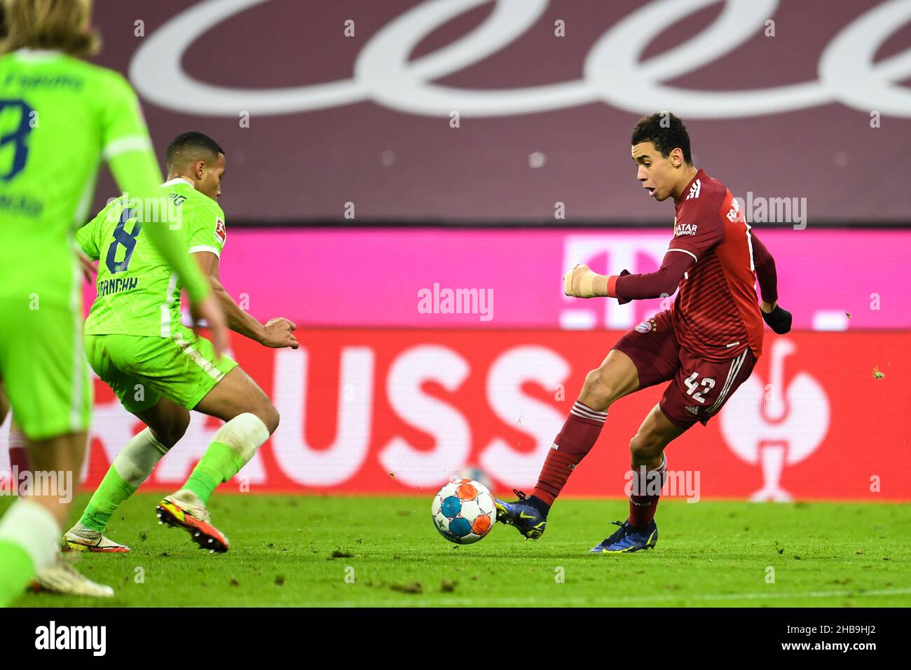 Munich, Allemagne.17th décembre 2021.Football: Bundesliga, Bayern Munich - VfL Wolfsburg, Matchday 17, à l'Allianz Arena.Jamal Musiala de Munich contrôle le ballon.NOTE IMPORTANTE: Conformément aux règlements de la DFL Deutsche Fußball Liga et de la DFB Deutscher Fußball-Bund, il est interdit d'utiliser ou d'avoir utilisé des photos prises dans le stade et/ou du match sous forme de séquences d'images et/ou de séries de photos de type vidéo.Credit: Tobias Hase/dpa/Alay Live News Banque D'Images