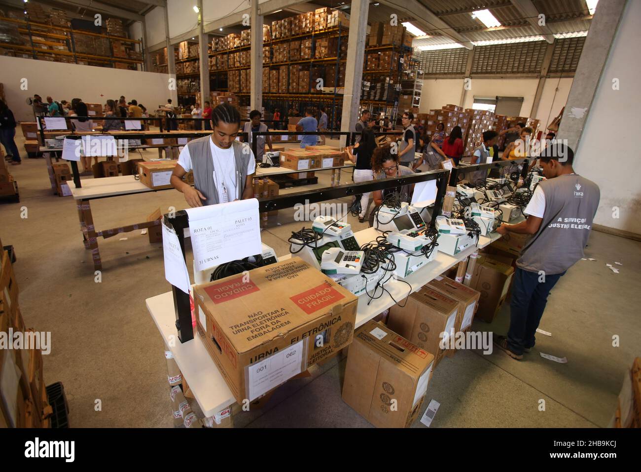 salvador, bahia, brésil - 17 octobre 2018 : un employé de la Cour électorale régionale de Bahia travaille à la procédure de chargement et de scellement d'électricité Banque D'Images