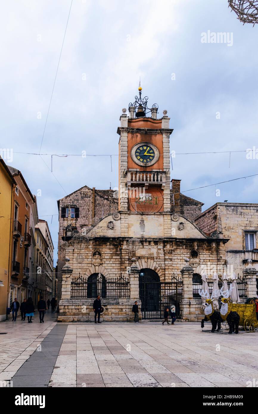 Zadar Croatie - 24 décembre 2020 : place du peuple à Zadar décorée pour Noël avec des personnes marchant.Croatie Banque D'Images