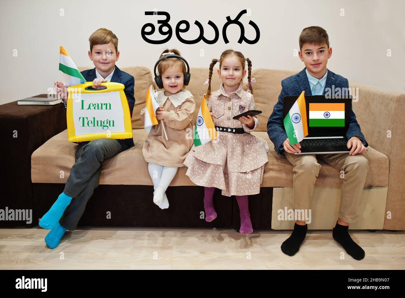 Quatre inscriptions au spectacle pour enfants apprennent telugu.Concept d'apprentissage des langues étrangères.Drapeaux indiens. Banque D'Images