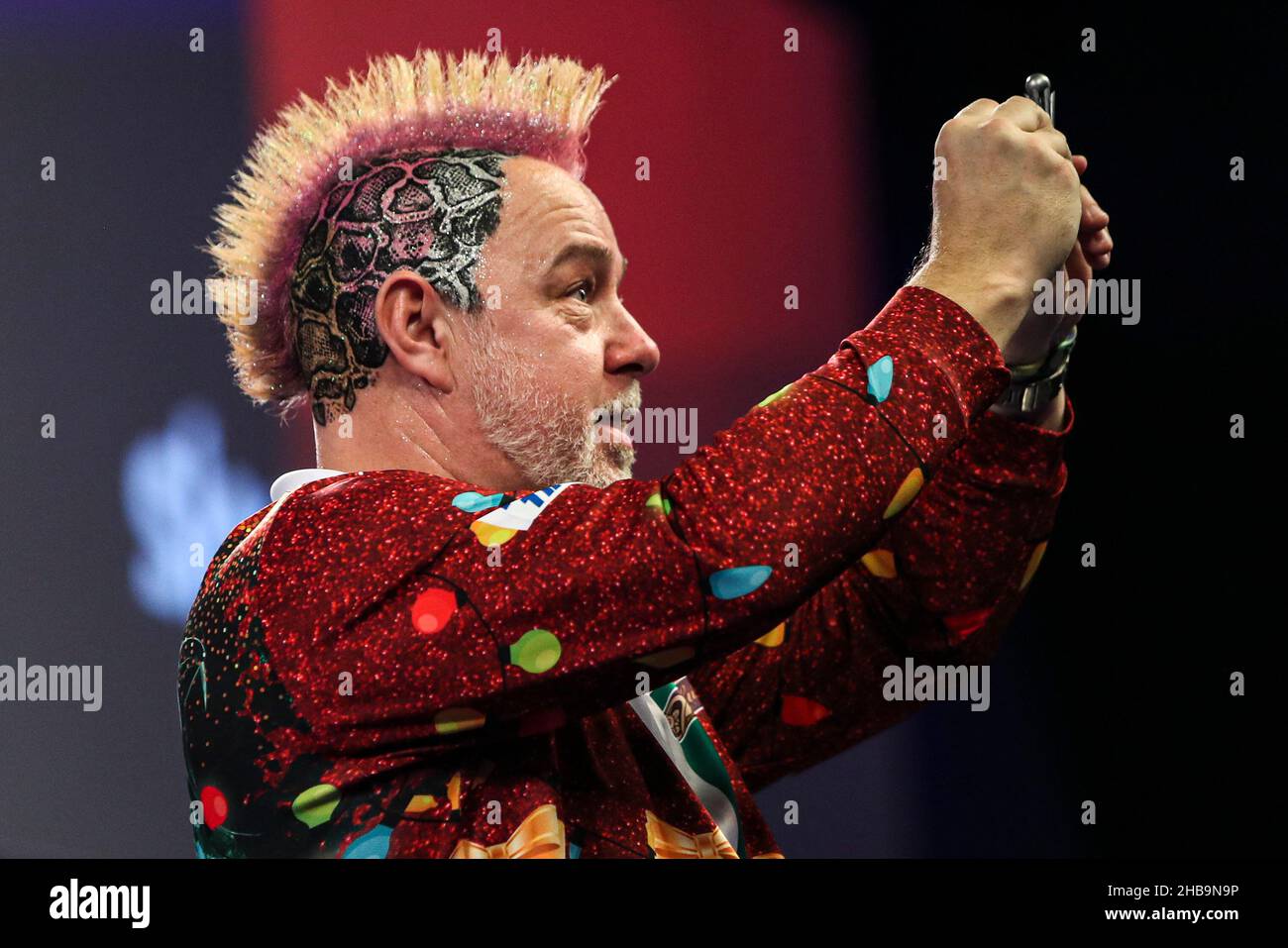 Peter Wright remporte un mini-trophée du Championnat du monde après avoir remporté son match contre Ryan Meikle lors du troisième jour du Championnat du monde des fléchettes William Hill à Alexandra Palace, Londres.Date de la photo: Vendredi 17 décembre 2021. Banque D'Images