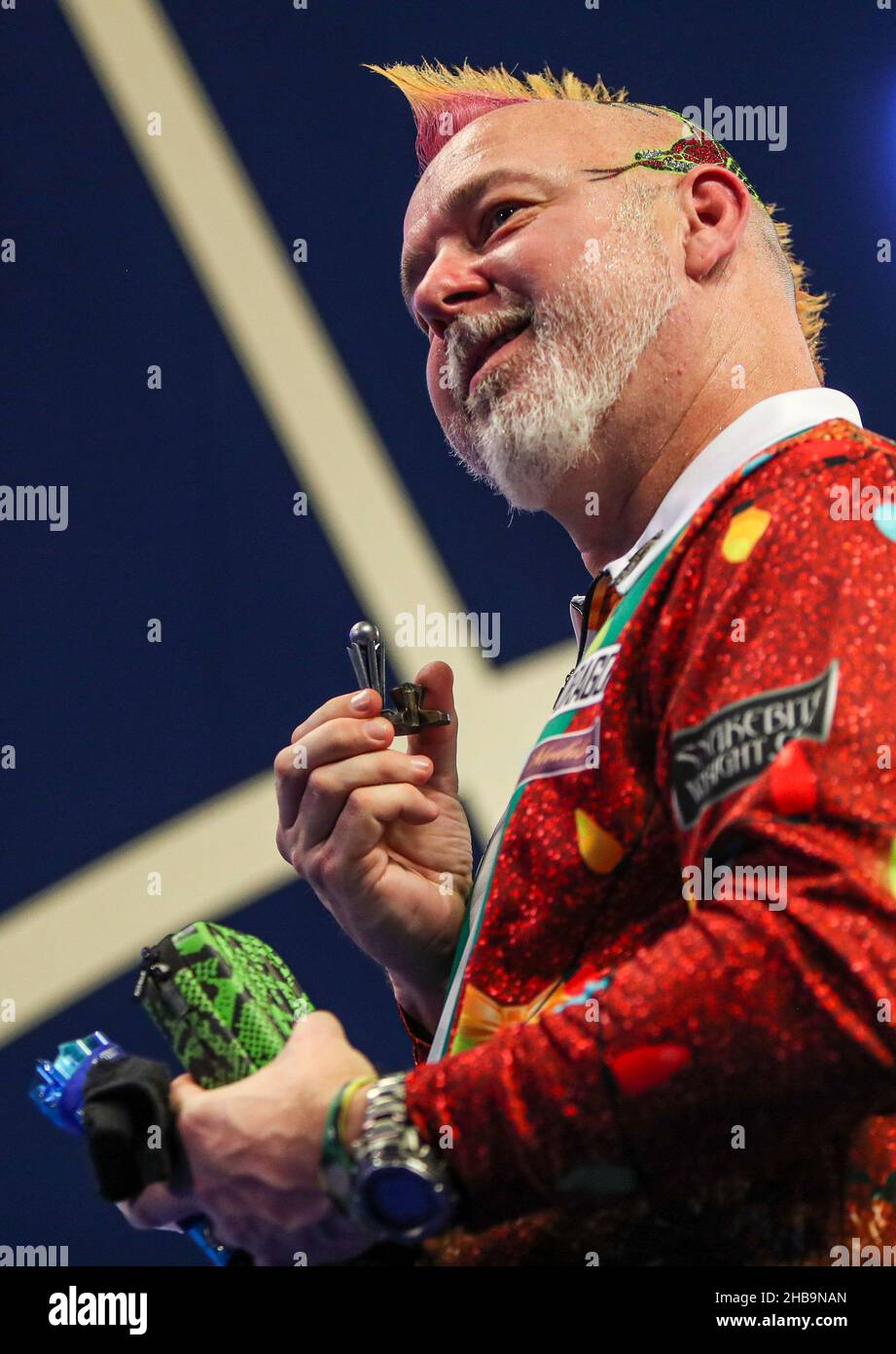 Peter Wright remporte un mini-trophée du Championnat du monde après avoir remporté son match contre Ryan Meikle lors du troisième jour du Championnat du monde des fléchettes William Hill à Alexandra Palace, Londres.Date de la photo: Vendredi 17 décembre 2021. Banque D'Images
