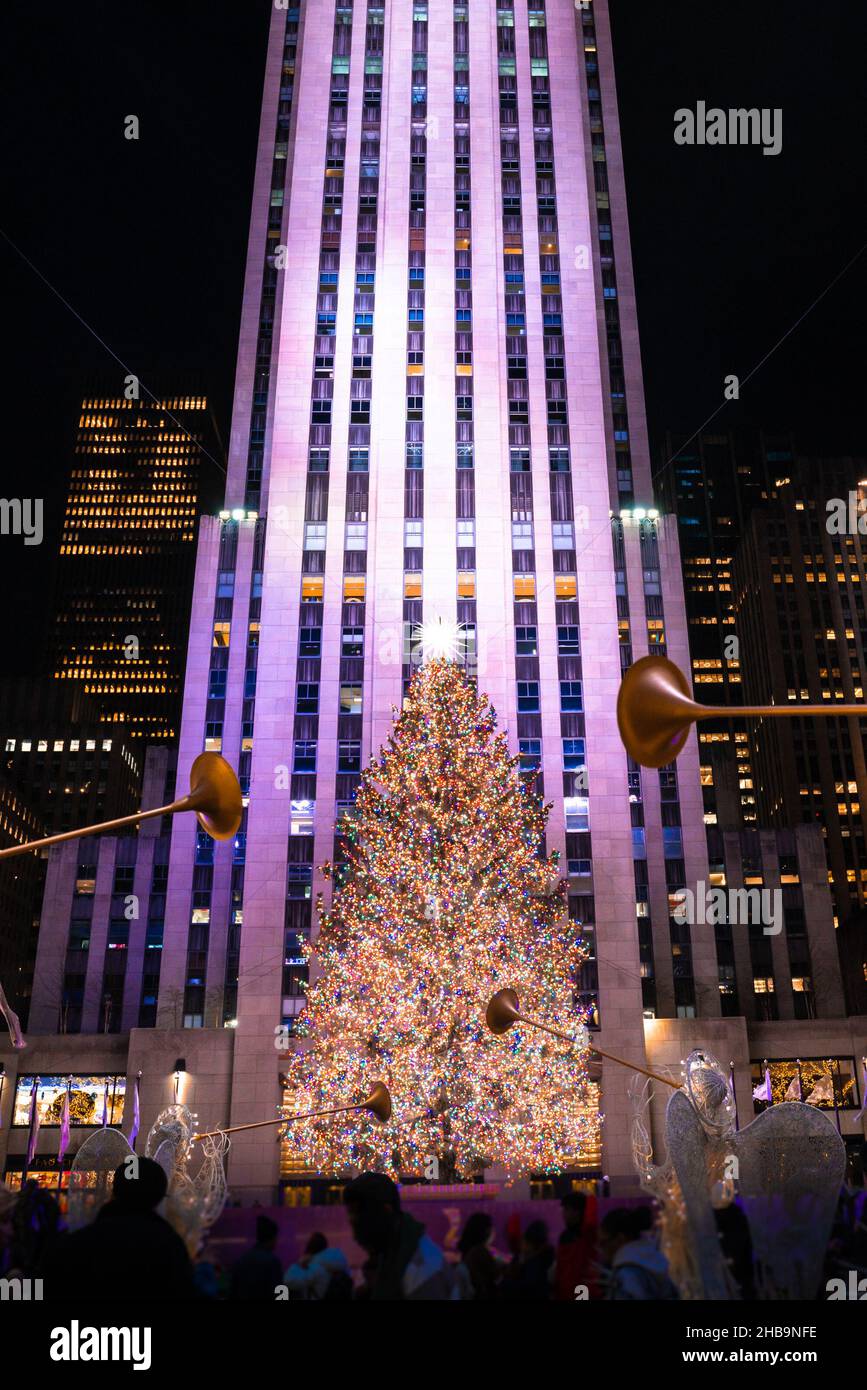 New York City, New York - 15 décembre 2021 : vue sur le célèbre arbre de Noël de Rockefeller Plaza dans Midtown Manhattan New York vue sur un décembre Banque D'Images